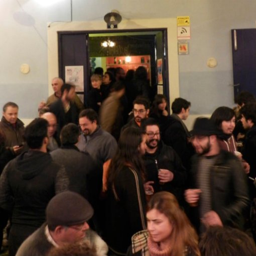People during cafe solidario event in Lisbon