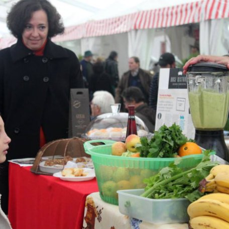 Girls waiting for her smoothie