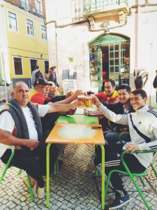 foto00.10873000-1400883403140523104316t_1 Men drinking beer in Lisbon