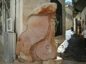 foto20.813281001423131803150205102323t_1 Fado sculpture, Lisbon