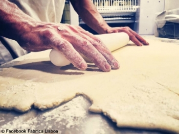fotoitem138t_1 Making bread