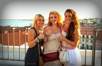 fotoitem90t_1 Three friends posing