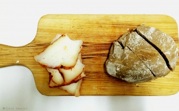 fotoitem91t_1 Cheese and bread on a platter