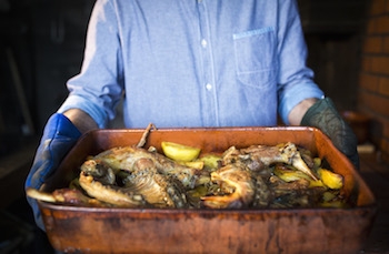foto00.012891001586790731200413041112t_1 a man sitting in front of a tray of food
