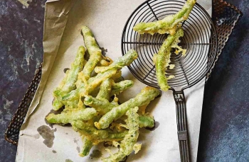 foto50.207527001572873816191104013623t_1 a plate of food with a fork and knife