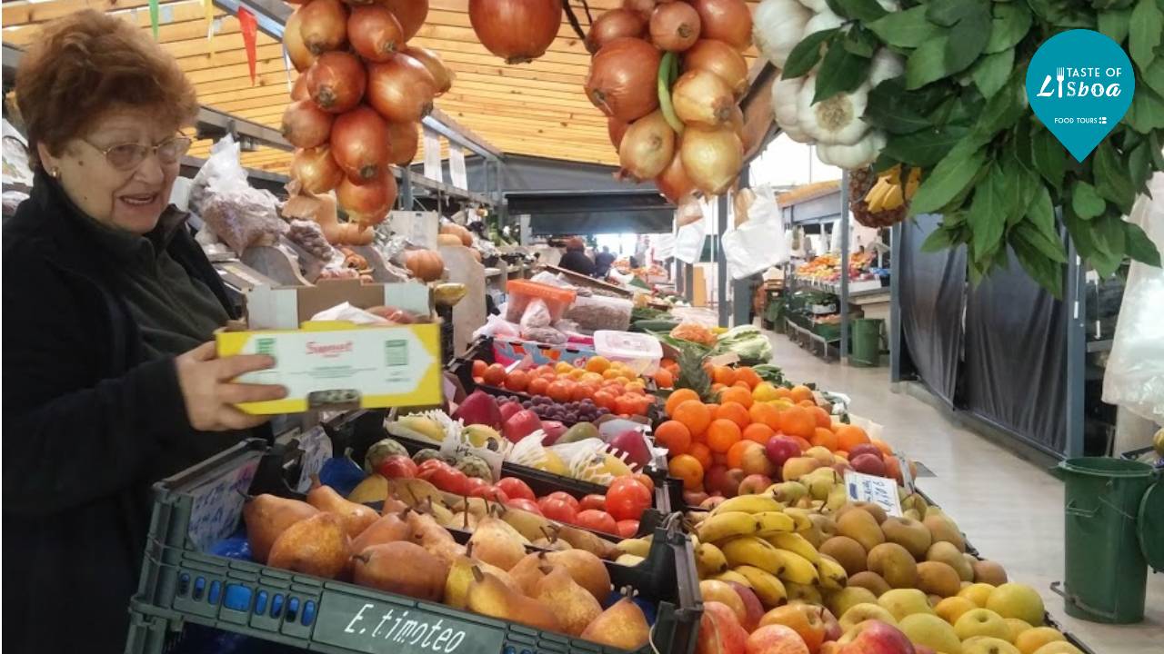 FRUTAS a variety of fruit on display in a store