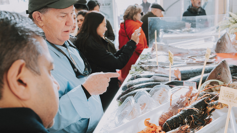 0. Biggest Misconceptions About Portuguese Food_foto de capa a group of people sitting at a table with food