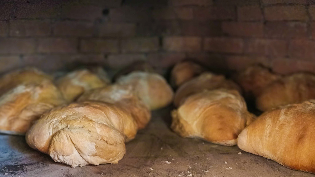 0. Portuguese Recipes Using Old Bread_foto de capa food cooking in an oven