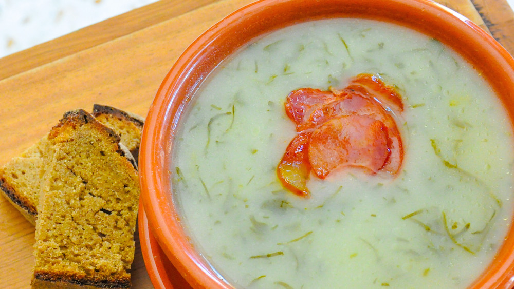 0. Ultimate Guide to The Best Portuguese Soups_foto de capa a bowl of soup