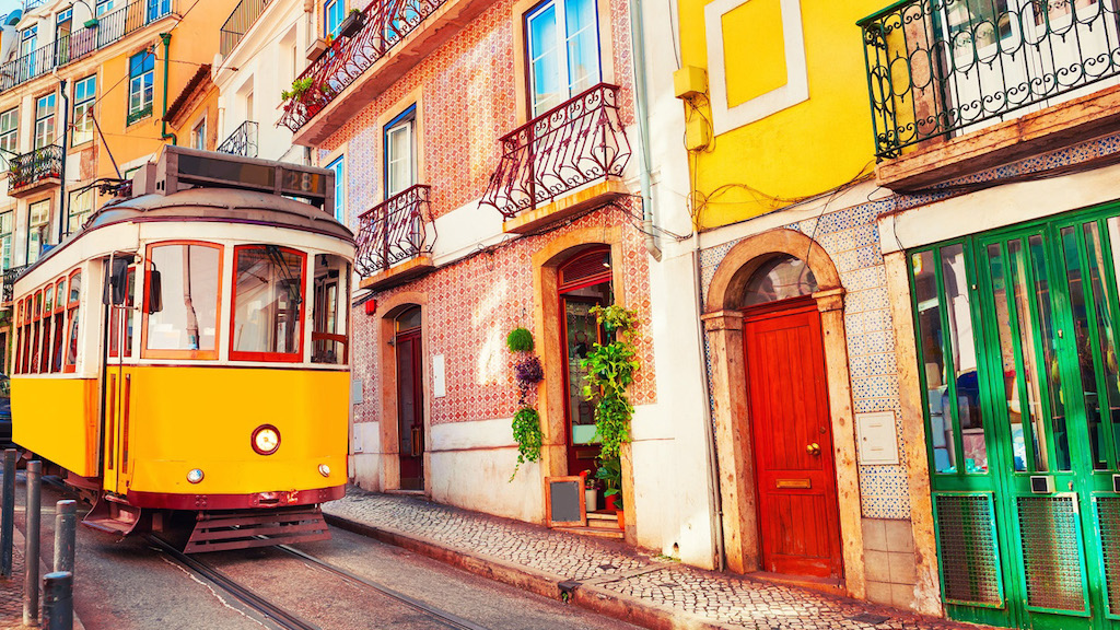 00.Weekend in Lisbon_feat photo Lisbon tram