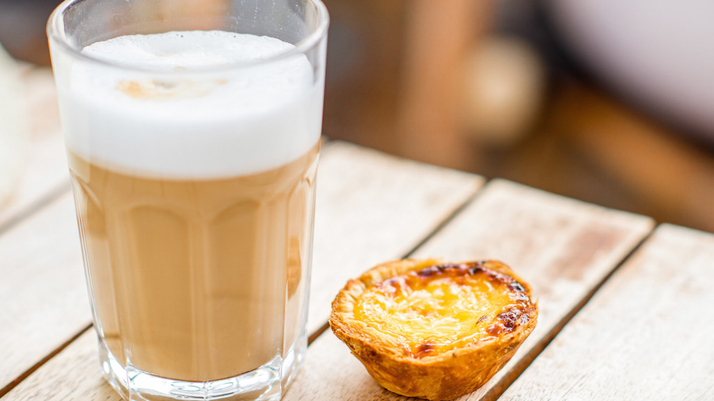 00.portuguese coffee culture in lisbon_feat photo Galão e pastel de nata