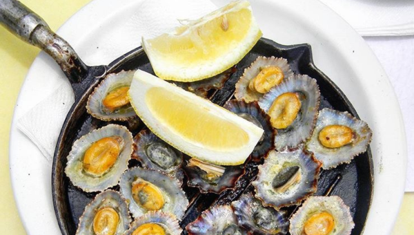 00.Unusual seafood you should try in Portugal_feat photo a sliced banana on a plate