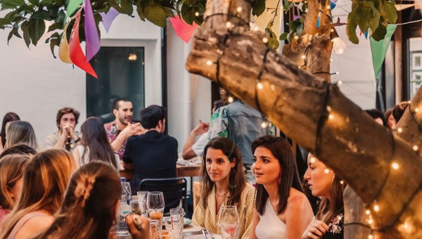 00.The best group-friendly restaurants in Lisbon_feat photo a group of people standing in front of a crowd