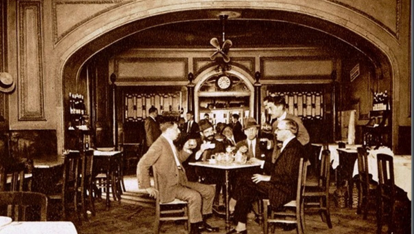 00.The oldest restaurants and cafes in Lisbon_feat photo a group of people sitting at a table inside a coffe shop