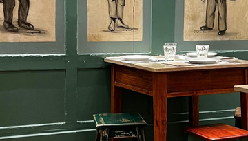 A table in a room of Faz Frio