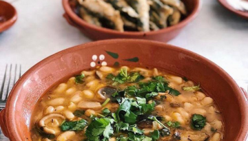 a plate with mushroom feijoada and a plate with petingas