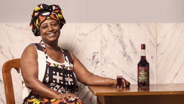 00.Barreiro travel guide for food lovers_feat photo a person sitting on a table