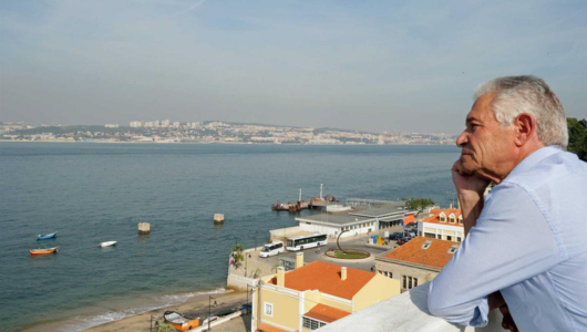 a man on a boat in the water_Barreiro