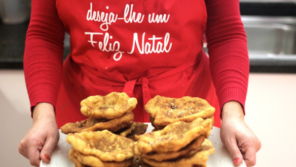 00.How to celebrate Christmas like a Portuguese_feat photo a person holding food