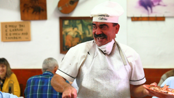 00.Montijo travel guide for food lovers_feat photo a person holding a sign