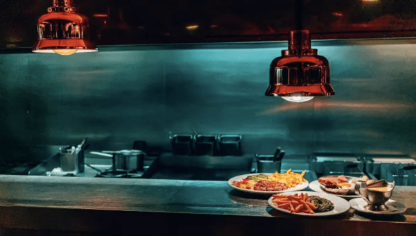 00.Best late-night restaurants in Lisbon_feat photo a kitchen with a table in a restaurant