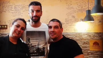 Rui Patricio holding a sign posing for the camera