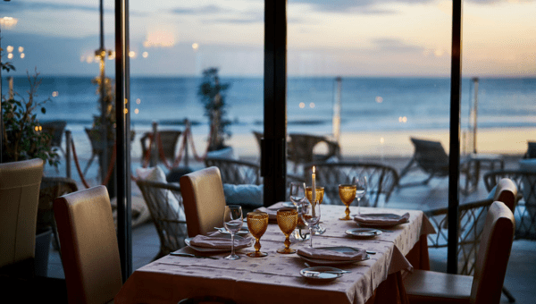 00.Carcavelos travel guide for food lovers_feat photo a dining table with a glass of water