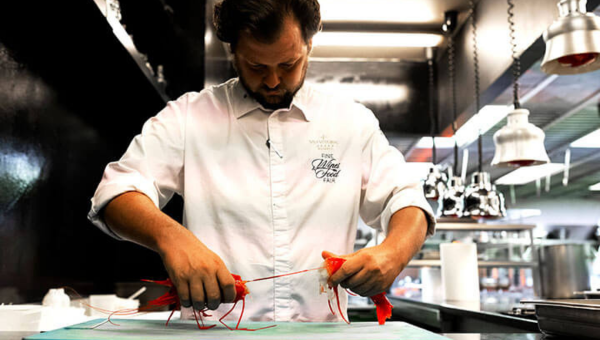 00.Chefs who have made a mark on Lisbon’s culinary scene Part 2_feat photo a man cooking in a kitchen preparing food