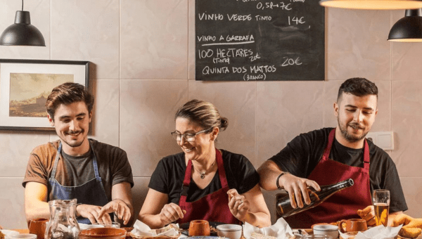 00.Chefs who have made a mark on Lisbon’s culinary scene – Part 3_feat photo a group of people sitting at a table