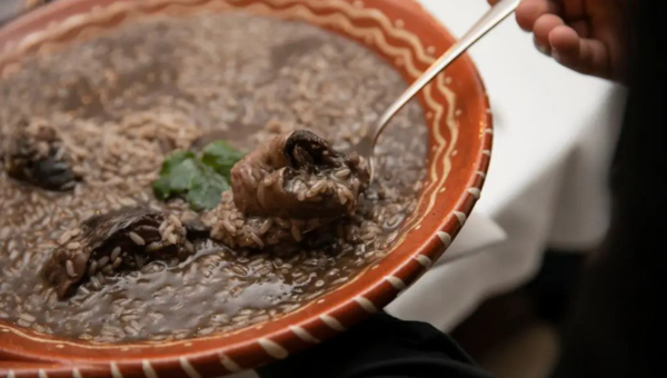 00.Traditional Portuguese dishes that are disappearing_feat photo a piece of chocolate cake on a plate
