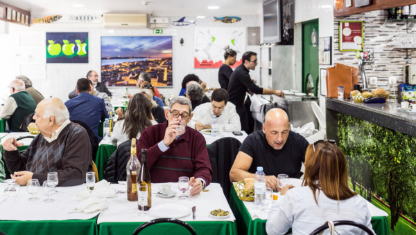 00.Where to eat Portuguese food in Lisbon for less than 10 euros_feat photo a group of people sitting at a table