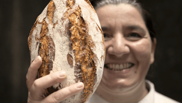 0.The best artisanal bakeries in Portugal_feat photo a person holding a donut