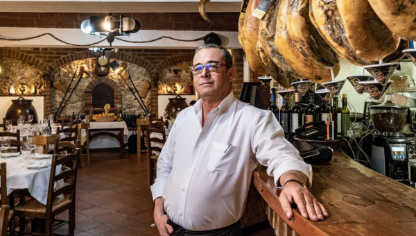 00.Arraiolos travel guide for food lovers_feat photo a man standing in a kitchen