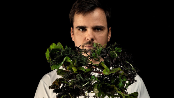00.The best private chefs at home you can hire in Lisbon_feat photo a man holding a flower