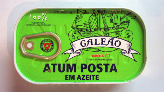 Green can of Galeão Atum Posta em Azeite tuna with ship illustration.