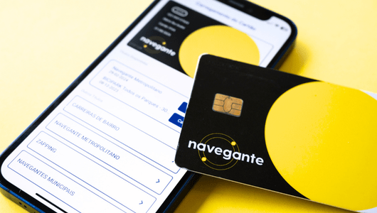 Smartphone displaying an app and a 'navegante' card with a yellow circle.